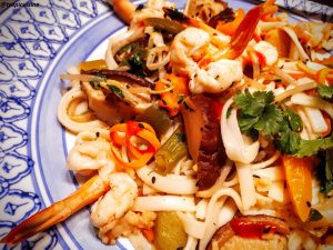 wok de nouilles kishimen aux crevettes et champignon shiitake cours de cuisine grenoble tropicuisine à dom